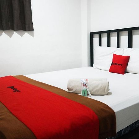 RedDoorz At Losari Area 3 Makassar Exterior foto