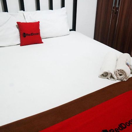 RedDoorz At Losari Area 3 Makassar Exterior foto