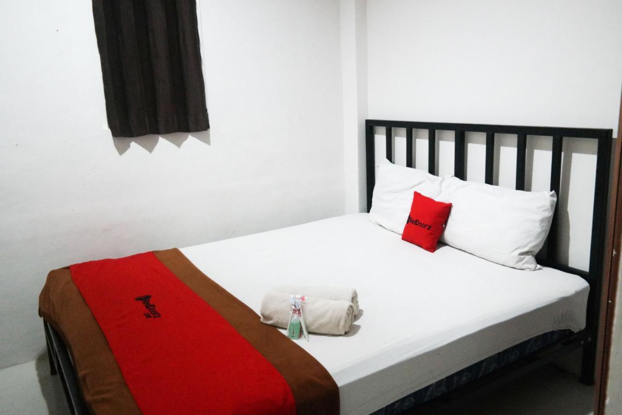 RedDoorz At Losari Area 3 Makassar Exterior foto