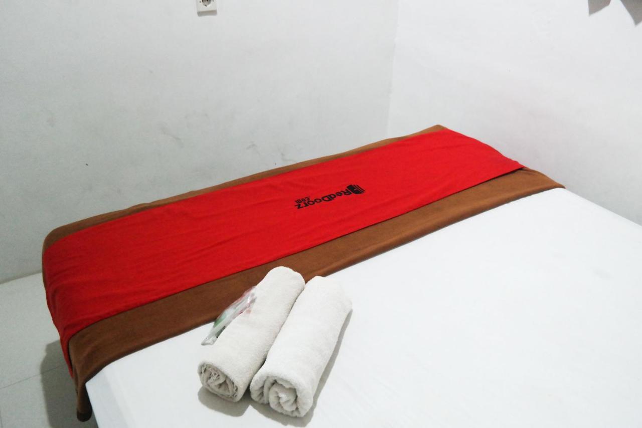 RedDoorz At Losari Area 3 Makassar Exterior foto