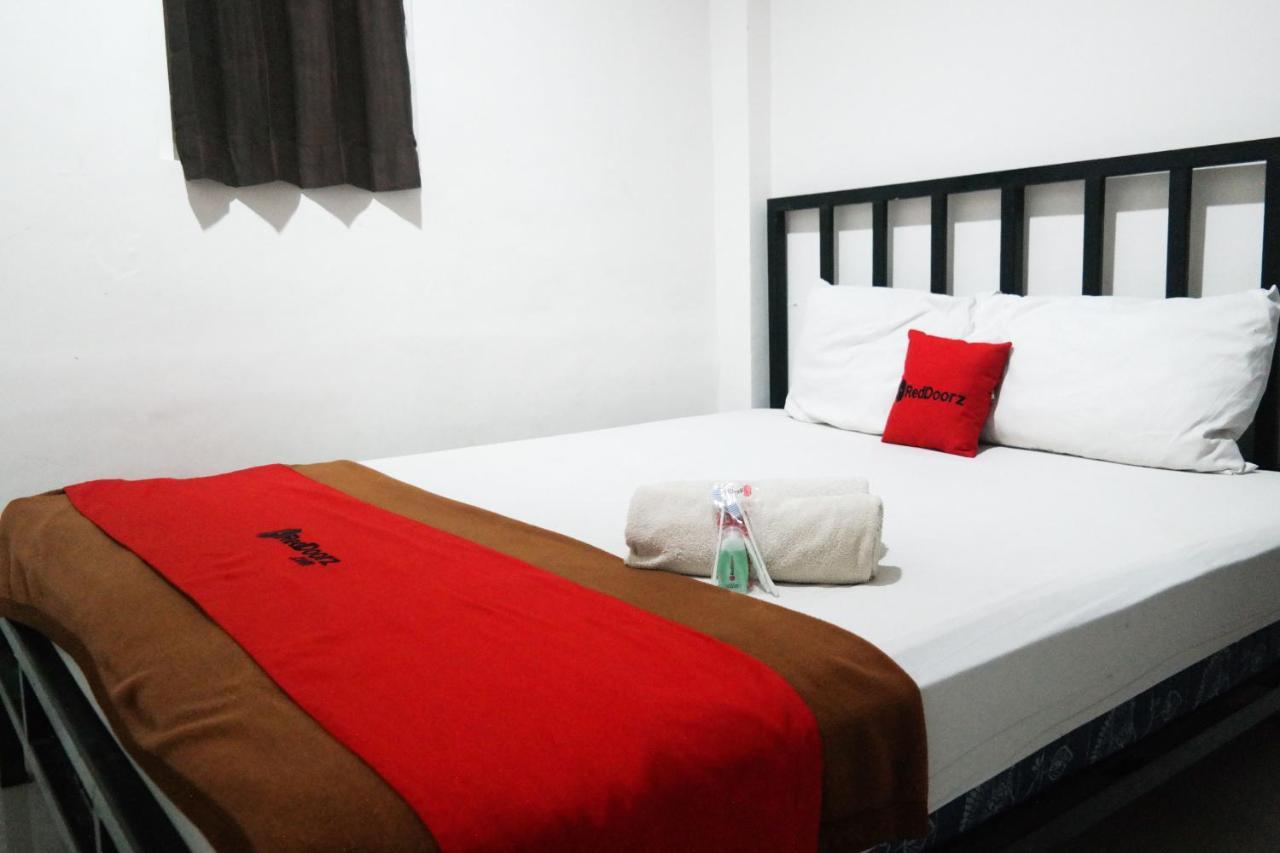 RedDoorz At Losari Area 3 Makassar Exterior foto