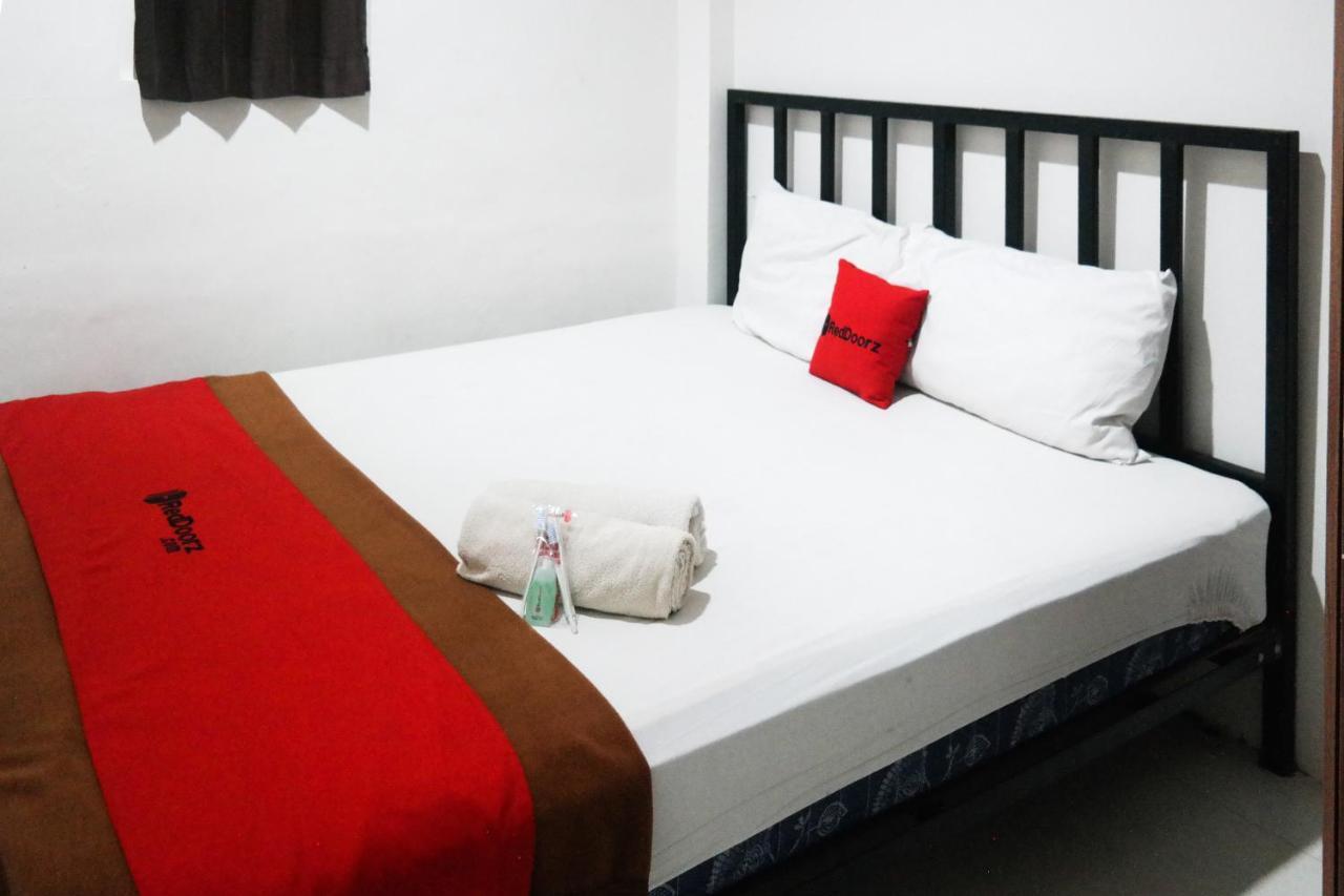 RedDoorz At Losari Area 3 Makassar Exterior foto