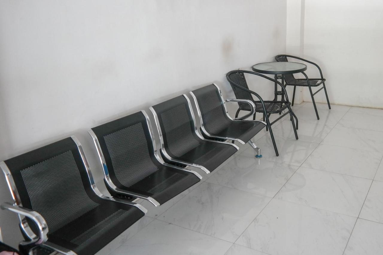 RedDoorz At Losari Area 3 Makassar Exterior foto