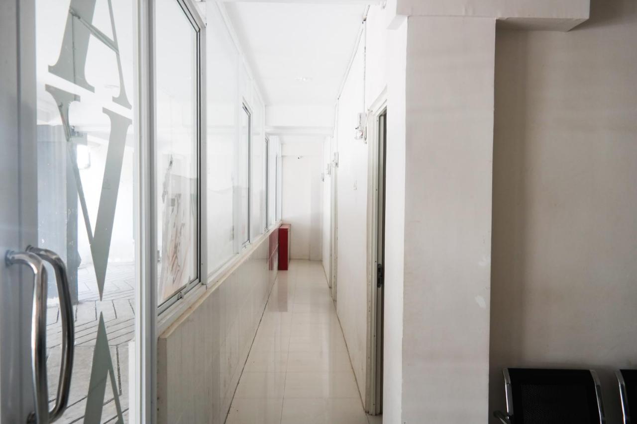 RedDoorz At Losari Area 3 Makassar Exterior foto